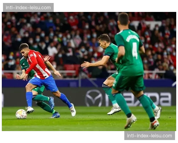 瞬间:格列兹曼中场抢断后长途奔袭,助攻科雷亚推射空门得手 瞬间:格列兹曼中场抢断后长途奔袭,助攻科雷亚推射空门得手