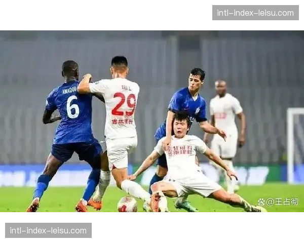 战术复盘：解析长春亚泰的“边路锁链”防守，如何成功限制了上海海港的边路助攻