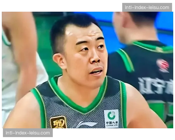 【2026年4月CBA联赛阶段性复盘·赛后·特写老将易建联赛后与韩德君互换球衣，现场观众起立致敬