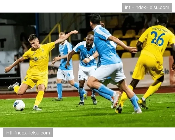 现场通讯：斯特拉斯堡主场球迷在球队确定保级后狂欢庆祝