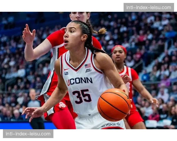 状元热门Azzi Fudd在WNBA选秀前夜于帝国大厦参加亮灯仪式